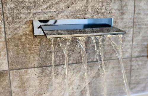 Robert Bolt House, Free Parking, 1 Minute to Metrolink - Photo 19