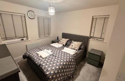 4 Bed Room Service Accommodation - 2 Parkings - Fibre Wi-Fi - Workstation - Foto 10