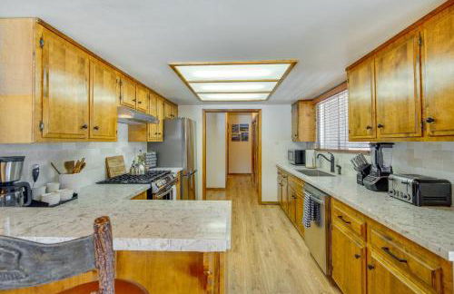 2 Mi to Snow Summit Skiing Big Bear Cabin with Deck - Foto 8