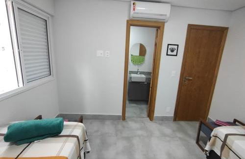 Apto Novo, Sofisticado e Aconchegante em Astúrias Guarujá - Foto 17