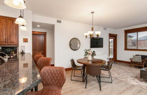 Modern Riverstone Condo with Grand Deck - Steps to Shops, Restaurants, Trails and River - Foto 8