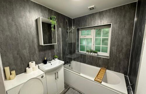 Comfortable 3 Bed House with Garden & Parking - Foto 31