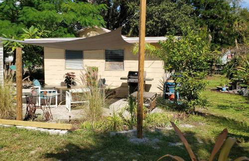 1 Beige Cozy Bungalow or 1 White Cozy Efficiency Cottage in Titusville - Foto 14