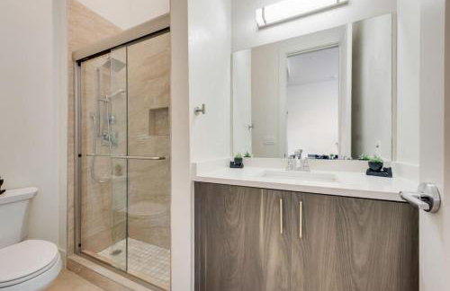 Sleek loft style 2BR I Gym I Parking I Workspace - Foto 13