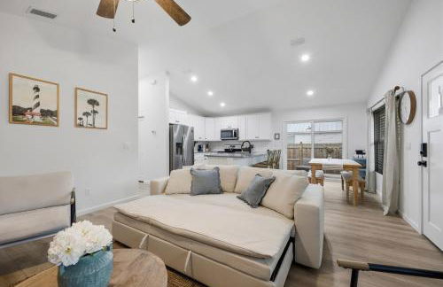 Cozy Coastal Cottage Minutes to Beach and Downtown - Foto 9