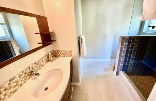 Modern 6 bedroom retreat, stunning lake views, close to village! - Foto 11