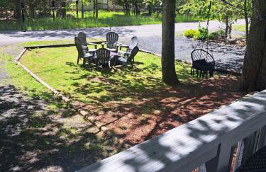 Fun Home in Pocono with Gameroom-Firpit-BBQ Grill-TV and AC in all rooms - Foto 59