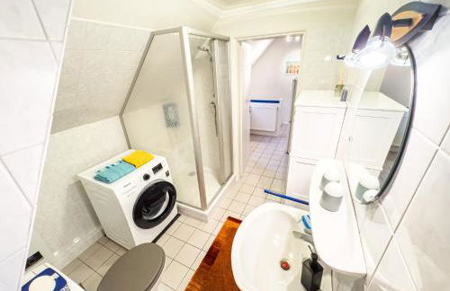 TraveNah - Ruhige 3-Zimmer-DG-Ferienwohnung im Grünen mit eigenem Eingang und Fahrradgarage - Foto 3