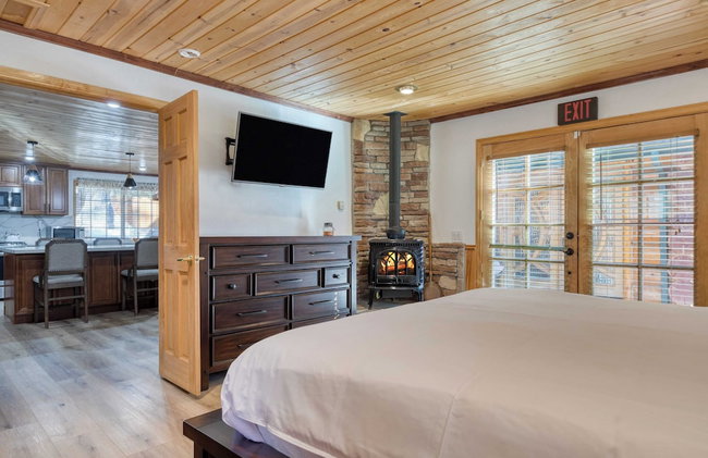 Pinetree Place by Avantstay Group Cabin w/ Hot Tub Minutes to the Lake - Photo 41