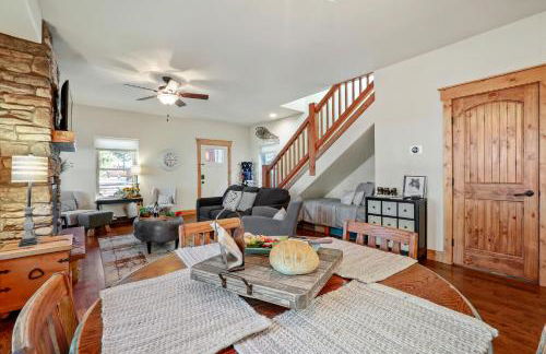 Black Bear Cabin with Hot Tub - Foto 6