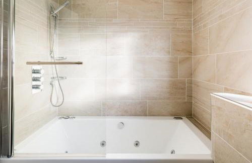 Drayton Manor House FREE parking - Photo 68