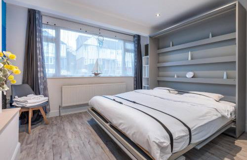 Bright & Stylish 4-Bed Home in the Heart of Morden - Photo 41