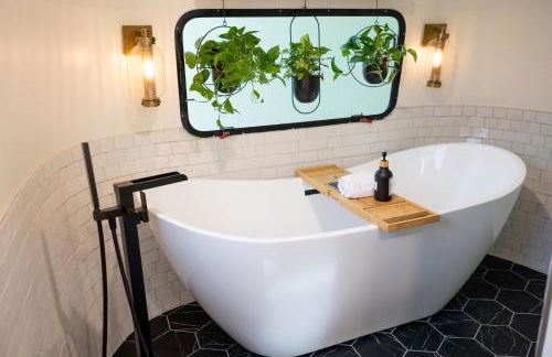 Airstream w Bathtub, River, & Hot Tub - Foto 1