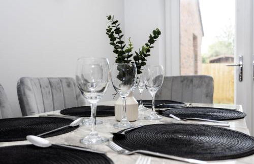 Central Telford Home - Sleeps 8 - Private Parking - Photo 3