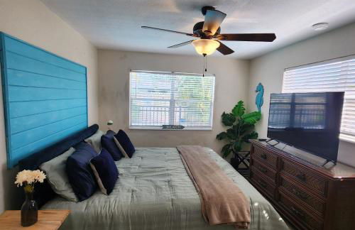 Prime Location Gateway with Pool & Patios, Near Beaches, Groceries and Restaurants - Photo 72