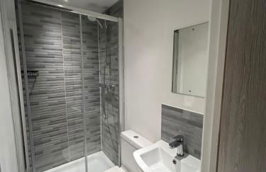 Large 6 Bed 6 Bathroom House - Ideal For Families, Large Groups, Contractors & Business Travellers - Foto 8