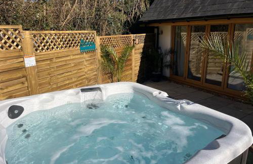 Stunning cottage with hot tub - Photo 4