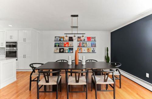 Walk to the Beach - Modern Home with FirePit and Bikes - Foto 7