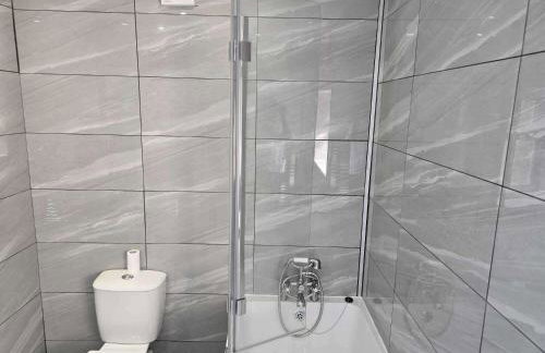 House - Sleeps 8 - Garden - Short Walk to Station - Foto 18