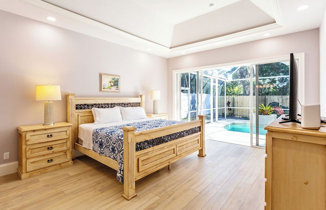 Imola: Newly Remodeled Pool Home Minutes from Vanderbilt Beach. Family-Friendly Retreat with 4 BR, 3.5 Bathrooms, and Private Screened Pool. Perfect Location Near Mercato and Naples Attractions - Foto 1