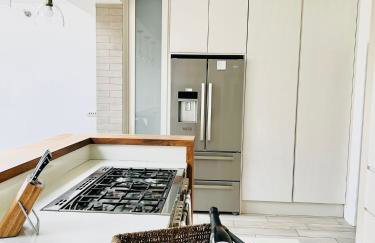 Modern 5 Bed 3 Bath House - Photo 23