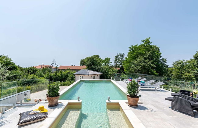 Modern Villa With Swimming Pool and Fenced Garden - Photo 16