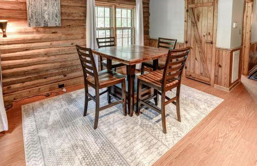 Charming Renovated Cabin with Fireplace - Foto 16