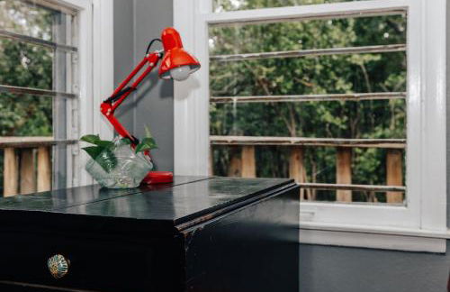 Cozy stay at Twin Treehouse in UT, Moody with Free parking - Photo 26