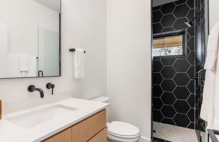 6BDR Luxe Pool Retreat • City Views Ping Pong Foosball Guest House Henley - Foto 65