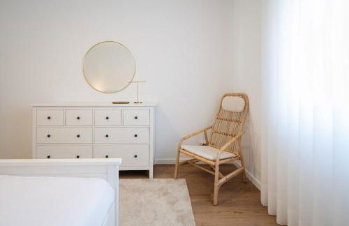 Bright & Spacious Villa by Beach - Photo 23