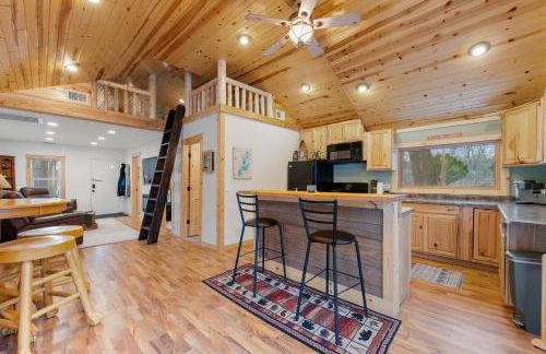 Cozy 3BR Cabin With Hot Tub on Nippersink Creek - Photo 13