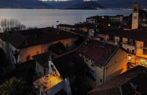 Elegant Traditional Home Steps from the Lake, with Garden and Panoramic Terrace - Photo 13