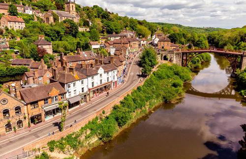 Ironbridge View Townhouse - WINNER 2026 UK MOST PICTURESQUE SELF-CATERING HOLIDAY HOME & 2026 SELF-CATERING ACCOMMODATION OF THE YEAR - Foto 75