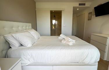 Luxury Renovated Apartment Stunning Views Pool and Golf resort 5star - Foto 14