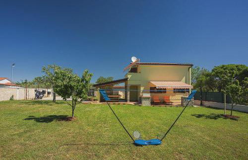 Ferienhaus mit Badminton- und Minifussballplatz - Foto 1