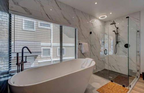 Extra Spacious 2BR Cabin w Office and Outdoor Deck - Foto 25