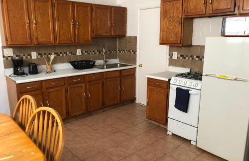 Private 2 bedroom and 1 bathroom house in a quiet area and convenient to NYC bus and train, MetLife Stadium FIFA World Cup 35 minutes away - Foto 8