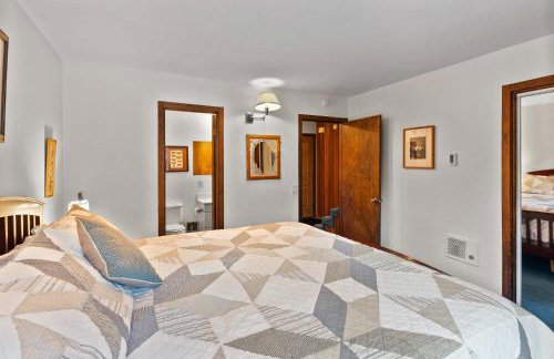 2BR Overlooks Shared Pool Near Gondola & Village - Foto 26