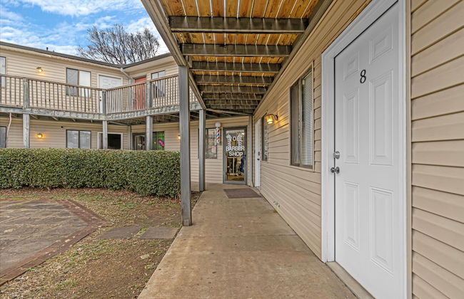 Modern Studio Apartment With Queen Bed - Photo 13