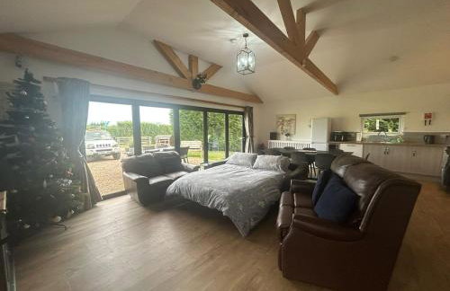 King Richard's Luxury Lodge - Sleeps up to 8, Dog Friendly, Near Sherwood Forest at Fairview Farm in Nottingham set in 88 acres and great for Groups, Family Gatherings & Corporate events - Foto 40