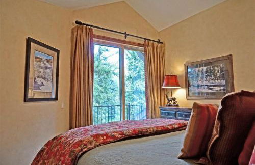 Outdoor Private Hot Tub, In Home Movie Theater, Luxurious Creekside Home - Photo 40