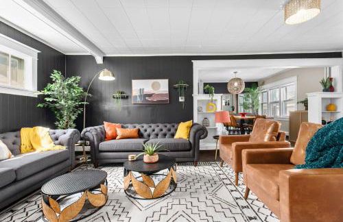 Roomy Central Hub, Games, Fire Pit & Downtown Fun - Foto 1