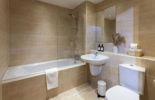 Elegant City Retreat Contemporary 2BR 2BA Netflix Included - Foto 15