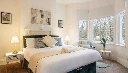 Spacious Retreat 5 Beds Sleeps 8 Free Parking - Foto 1