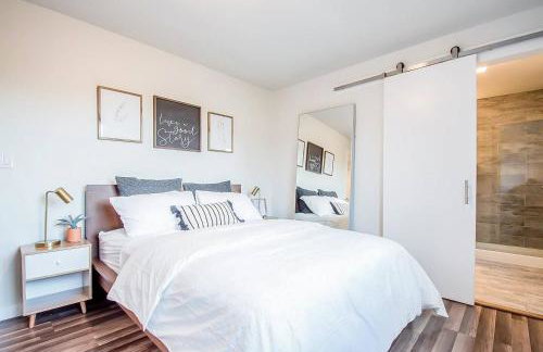 Stylish Modern Farmhouse wYard 10 mins from DT - Foto 64