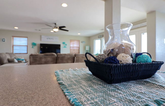 Superb Home With Private Walkover to Beach - Foto 16