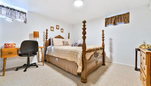 Family Perfect 4BR Home with Hot Tub, Pool Table, Fenced Yard, Cozy Fireplace, Mountain Views, Walkable Neighborhood, Near Parks, Dining, and Adventure - Foto 3