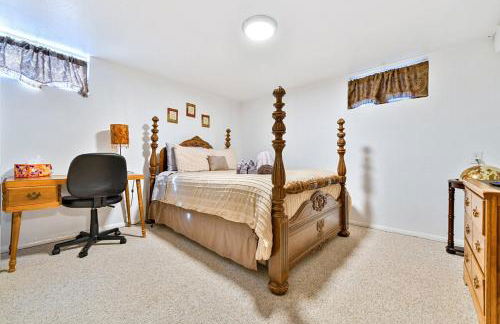 Family Perfect 4BR Home with Hot Tub, Pool Table, Fenced Yard, Cozy Fireplace, Mountain Views, Walkable Neighborhood, Near Parks, Dining, and Adventure - Foto 3