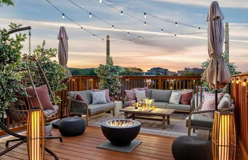 Luxury DC Rowhouse with Rooftop Firepit & Private Hot Tub- Near U Street & Logan Circle - Foto 1