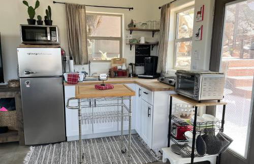 Eagles Nest Casita Luxury king memory foam bed feather pillows & duvet Amazing views, private balcony, Great location & Dog friendly - Foto 34